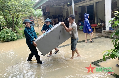 Lực lượng vũ trang Quân khu 4 tích cực giúp nhân dân ứng phó mưa lũ
